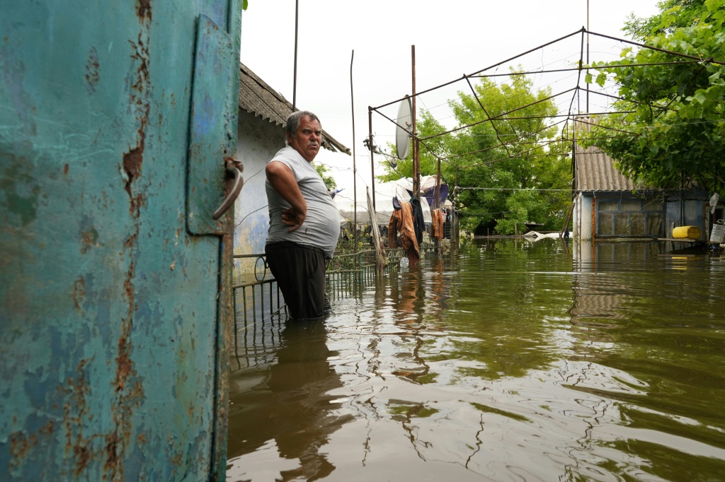     مزارع في قريته أفاناسييفكا التي غمرتها المياه في جنوب أوكرانيا في 10 حزيران/يونيو 2023. (أ ف ب)