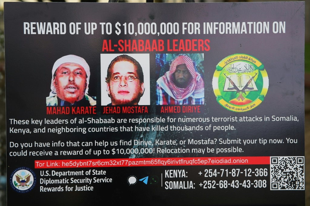    ملصق لقادة الشباب المطلوبين في السفارة الأمريكية في نيروبي ، نوفمبر 2022 (أ ف ب)