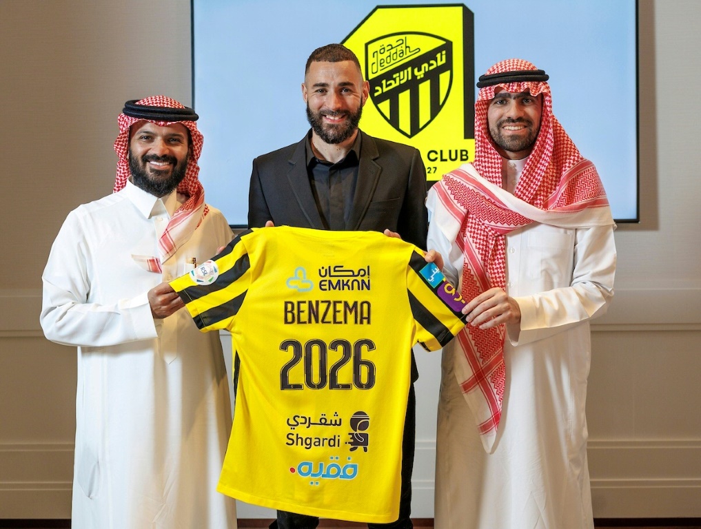 صورة وزعها الدوري السعودي للمحترفين في 6 حزيران/يونيو 2023 تظهر المهاجم الفرنسي كريم بنزيمة يحمل قميص الاتحاد رفقة قادة النادي بطل الدوري السعودي، في مدريد (ا ف ب)