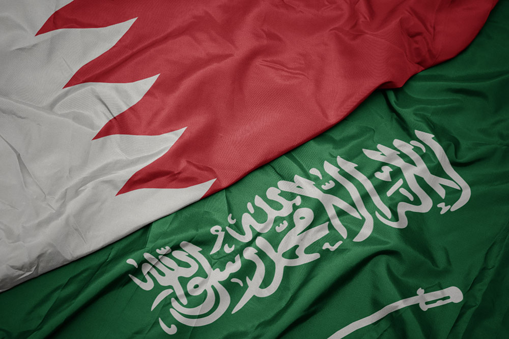 صورة مركبة لعلم السعودية وعلم البحرين (مواقع الكترونية)