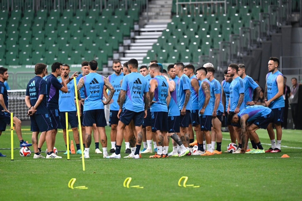 مدرب الأرجنتين (الثالث إلى اليسار) خلال حصة تدريبية للمنتخب الأرجنتيني في العاصمة بكين في 14 حزيران/يونيو 2023 تحضيراً لوديته أمام أستراليا الخميس على ملعب العمال الذي يتسع لحوالي 68 ألف متفرج (ا ف ب)