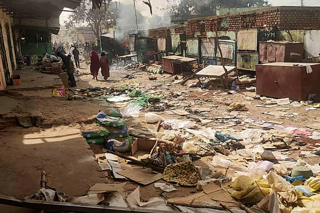     دمار نتيجة المعارك في سوق في الجنينة، عاصمة ولاية غرب دارفور، في 29 نيسان/أبريل 2023 (أ ف ب)