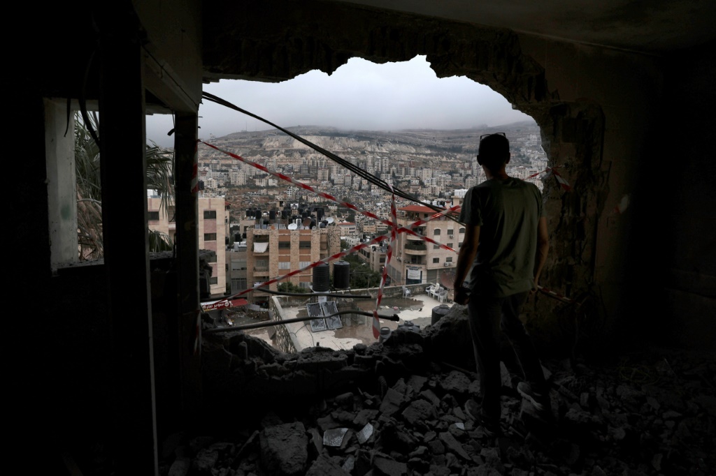  &nbsp;  في غرفة منزل فلسطيني متهم بقتل جندي اسرائيلي، هدمه الجيش في مدينة نابلس بالضفة الغربية المحتلة في 15 حزيران/يونيو 2023 (أ ف ب)