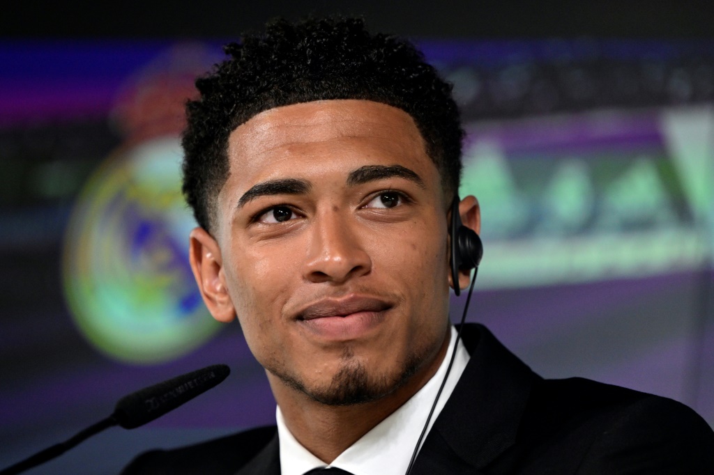 لاعب الوسط الدولي الانكليزي الشاب جود بيلينغهام المنتقل حديثاً إلى ريال مدريد الإسباني خلال حفل تقديمه أمام الصحافيين في العاصمة الإسبانية في 15 حزيران/يونيو 2023 (ا ف ب)