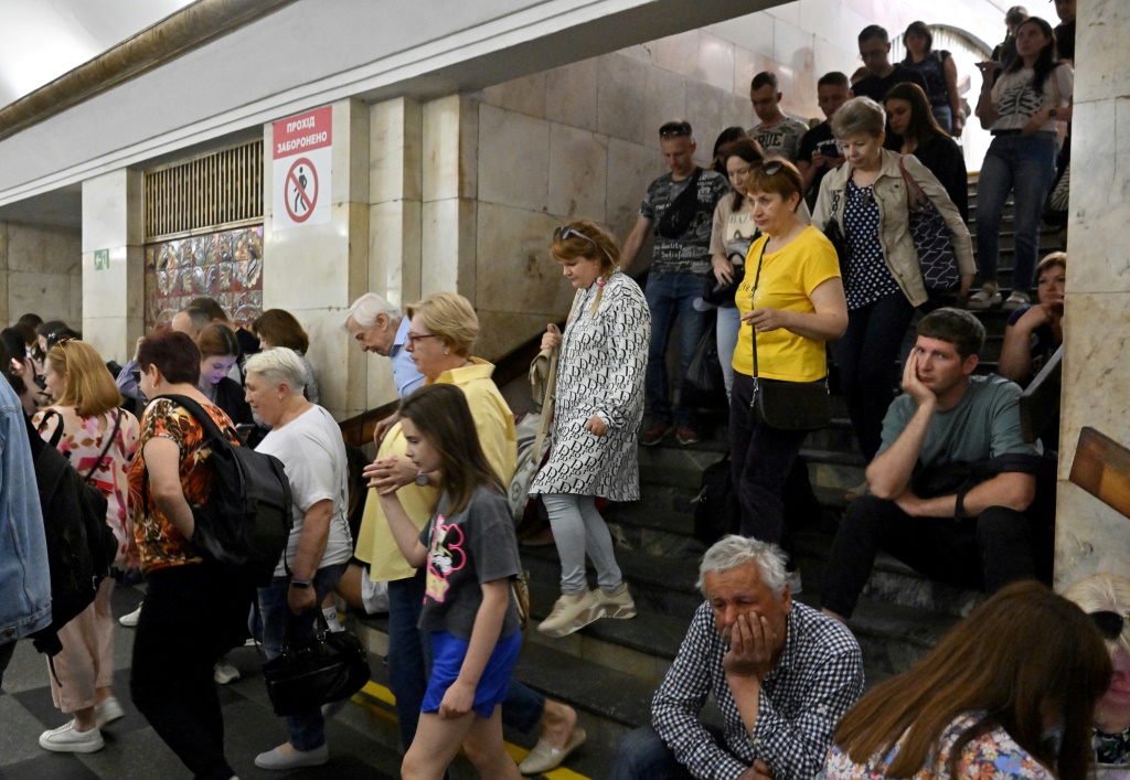 يلجأ السكان المحليون إلى محطة مترو في وسط كييف. يتجنب الكثيرون الملاجئ المبنية لهذا الغرض والتي لا تتم صيانتها بشكل جيد (أ ف ب)