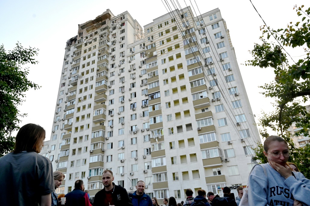  تم تدمير مبنى سكني متعدد الطوابق جزئيًا بعد هجوم ليلي بطائرات بدون طيار في كييف في 30 مايو 2023 (أ ف ب)