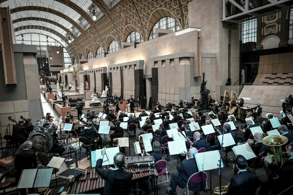 موسيقيون من أوركسترا باريس يعزفون في متحف أورسيه في باريس في 26 آذار/مارس 2021 (ا ف ب)