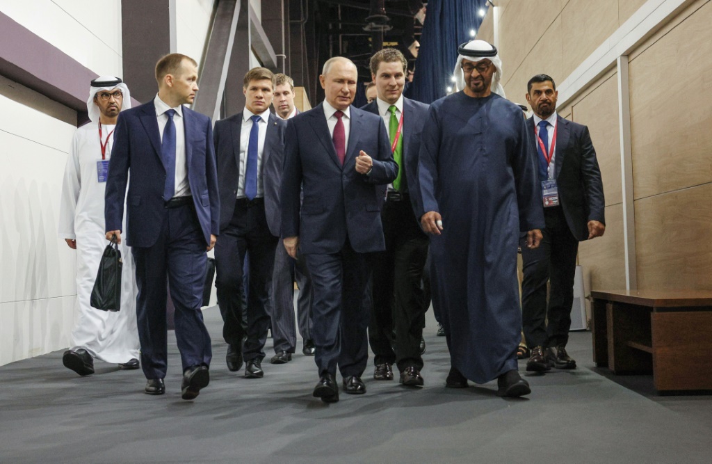 الرئيس الروسي فلاديمير بوتين يلتقي رئيس الإمارات الشيخ محمد بن زايد آل نهيان على هامش منتدى سانت بطرسبرغ الاقتصادي الدولي في 16 حزيران/يونيو 2023 (ا ف ب)