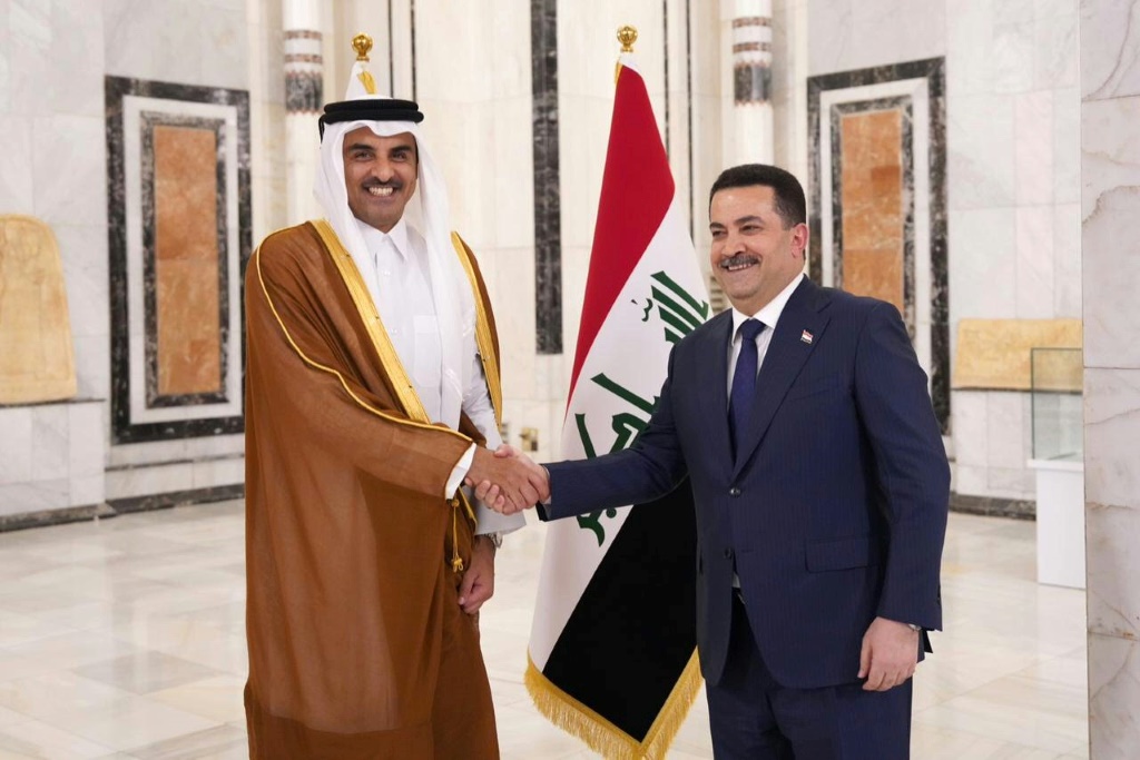 رئيس الوزراء العراقي محمد شياع السوداني (يمين) يرحب بأمير قطر الشيخ تميم بن حمد آل ثاني في بغداد (ا ف ب)