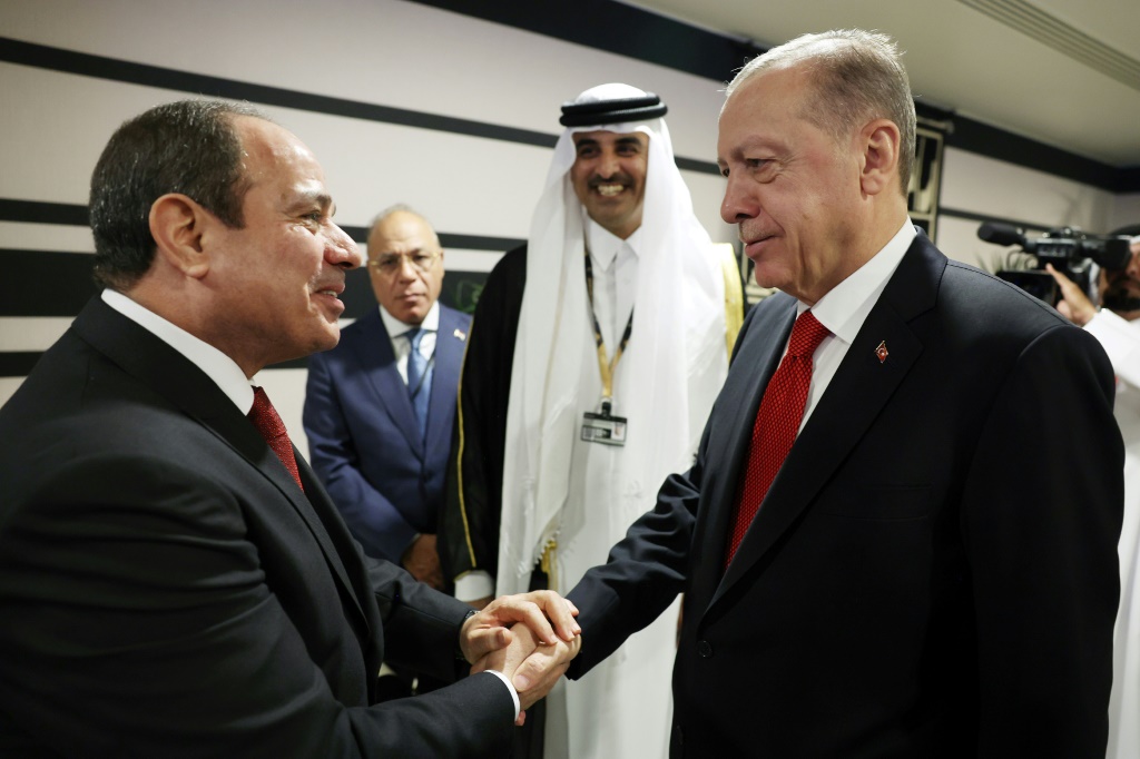 الرئيس التركي رجب طيب أردوغان، ونظيره المصري عبد الفتاح السيسي (أ ف ب)
