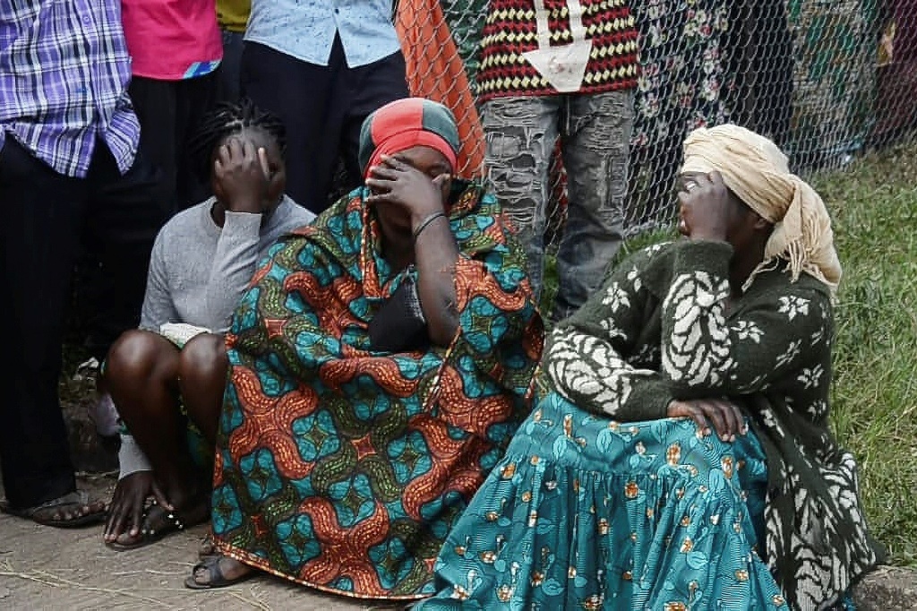 ثلاثة من سكان مبوندوي (غرب أوغندا) حيث استهدف هجوم جهادي مدرسة ثانوية في 17 حزيران/يونيو 2023 (ا ف ب)