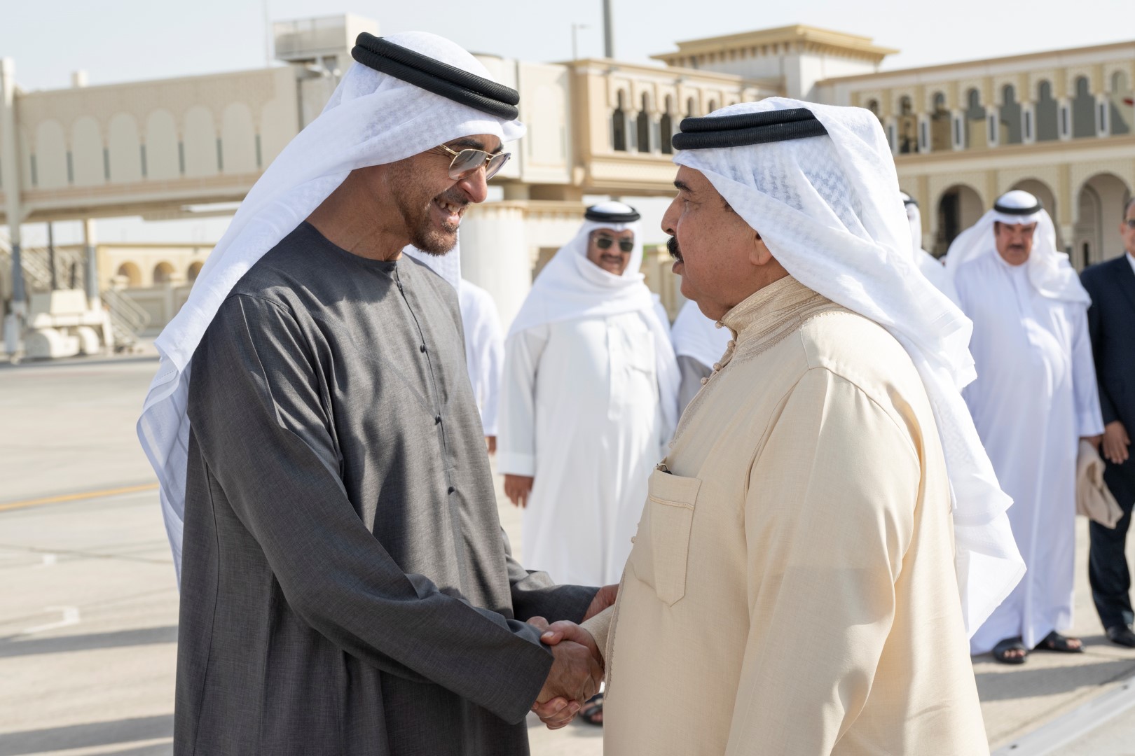 الرئيس الإماراتي محمد بن زايد مع ملك البحرين حمد بن عيسى آل خليفة (وام)