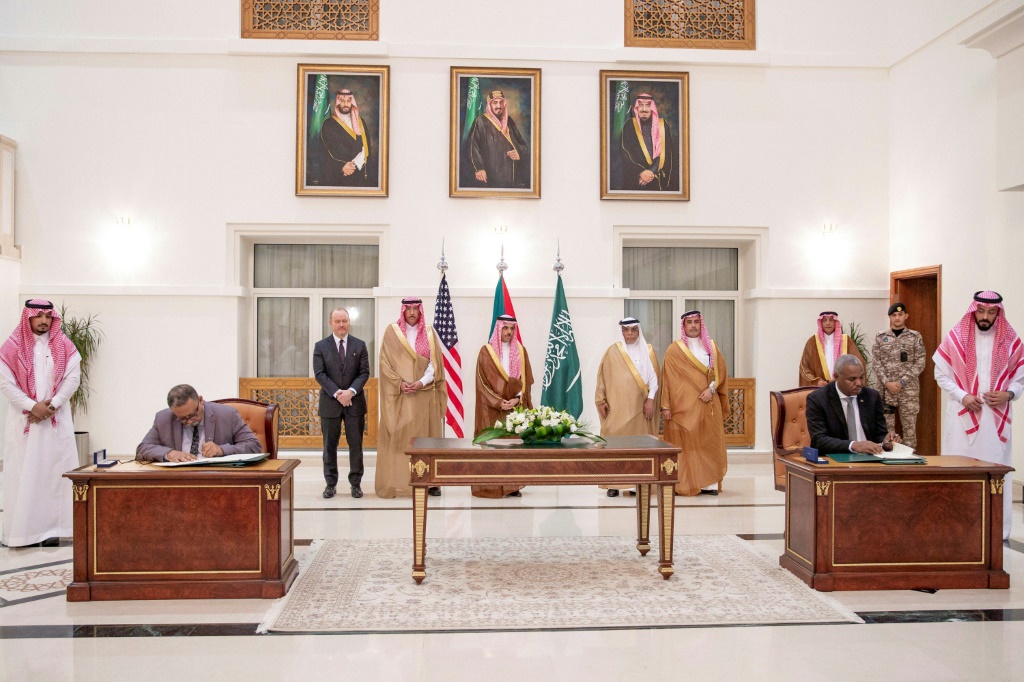 صورة نشرتها وكالة الأنباء السعودية الرسمية بتاريخ 21 أيار/مايو 2023 تظهر وزير الخارجية السعودي الأمير فيصل بن فرحان أثناء مراسم توقيع اتفاق لوقف إطلاق النار في جدة بين ممثلي طرفي النزاع في السودان (ا ف ب)