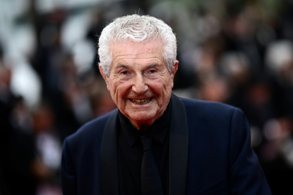 المخرج الفرنسي كلود لولوش في مهرجان كان السينمائي في 20 أيار/مايو 2023 (ا ف ب)