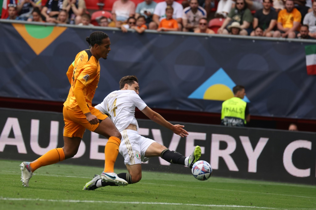مهاجم ايطاليا فيديريكو كييزا (يمين) مسجلا هدف منتخب بلاده لاثلاث في مرمى هولندا في مباراة المركز الثالث في دوري الامم الاوروبية. 18 حزيران/يونيو 2023 (ا ف ب)