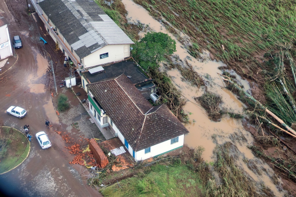 صورة نشرتها حكومة ولاية ريو غراندي دو سود من رحلة جوية في 17 يونيو 2023 من مدينة كارا بعد مرور الإعصار (ا ف ب)