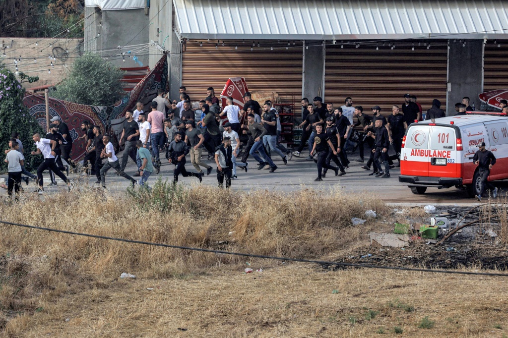  &nbsp;  فلسطينيون يفرون خلال مداهمة عسكرية للجيش الإسرائيلي في جنين شمال الضفة الغربية المحتلة في 19 من حزيران/يونيو 2023 (ا ف ب)  &nbsp;