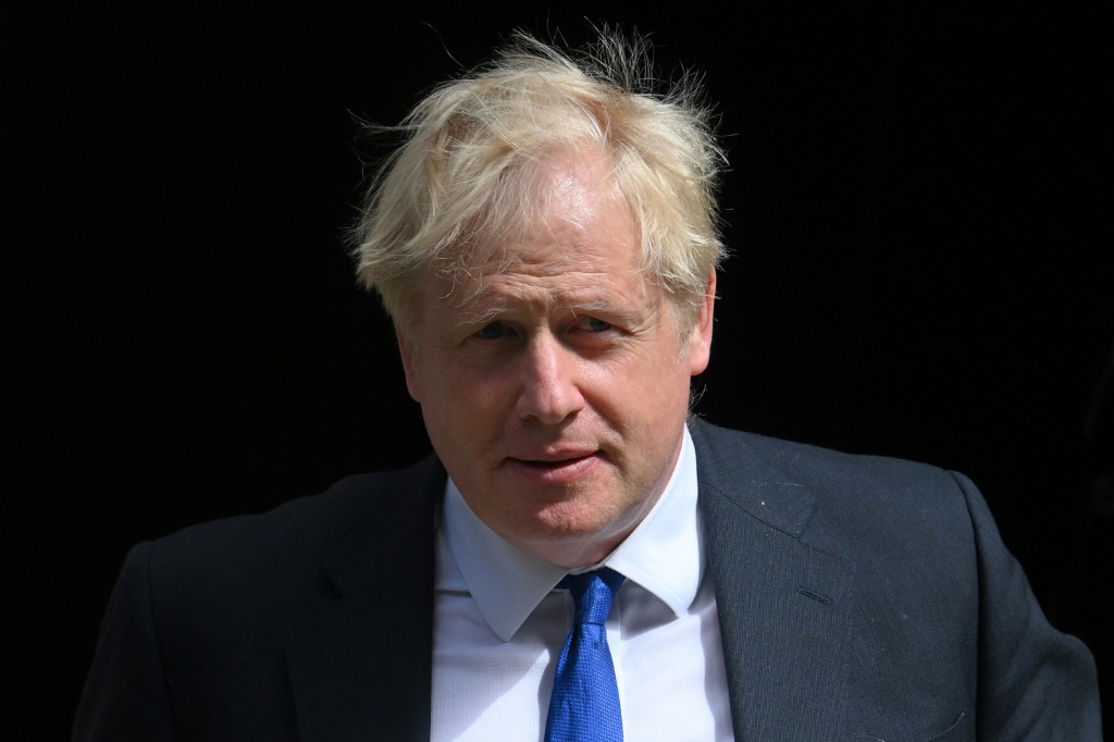 رئيس الوزراء البريطاني السابق بوريس جونسون يغادر داونينج ستريت في وسط لندن في 6 تموز/يوليو 2022 للتوجّه البرلمان (ا ف ب)
