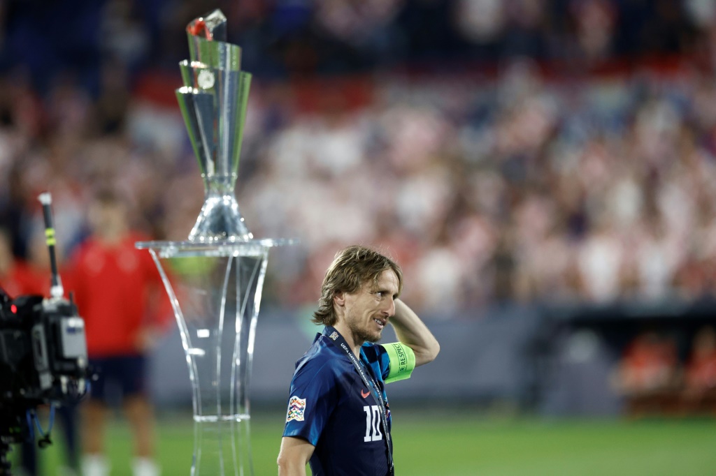 لاعب وسط كرواتيا لوكا مودريتش بعد خسارة منتخب بلاده بركلات الترجيح أمام إسبانيا في نهائي مسابقة دوري الأمم الأوروبية على ملعب "دي كيوب ستاديوم" في روتردام، هولندا في 18 حزيران/يونيو 2023 (ا ف ب)
