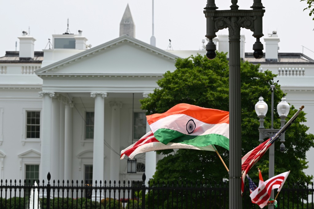     أعلام هندية على عمود للإنارة في جادة بنسيلفانيا أمام البيت الأبيض في واشنطن في 16 حزيران/يونيو 2023 (أ ف ب)