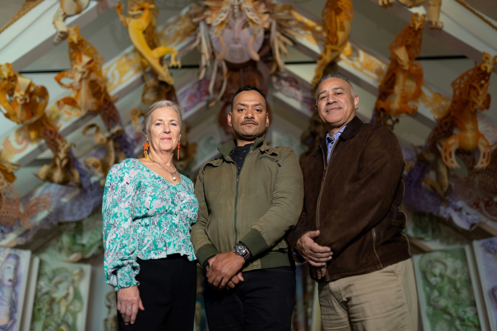 الخبراء في متحف تي بابا الوطني النيوزيلندي تي أريكيرانغي ماماكو-أيرنسايد (وسط) وتي هيركيكي هيرويني (يمين) والباحثة سوزان ثورب (يسار) في ويلينغتون في 15 حزيران/يونيو 2023 (ا ف ب)