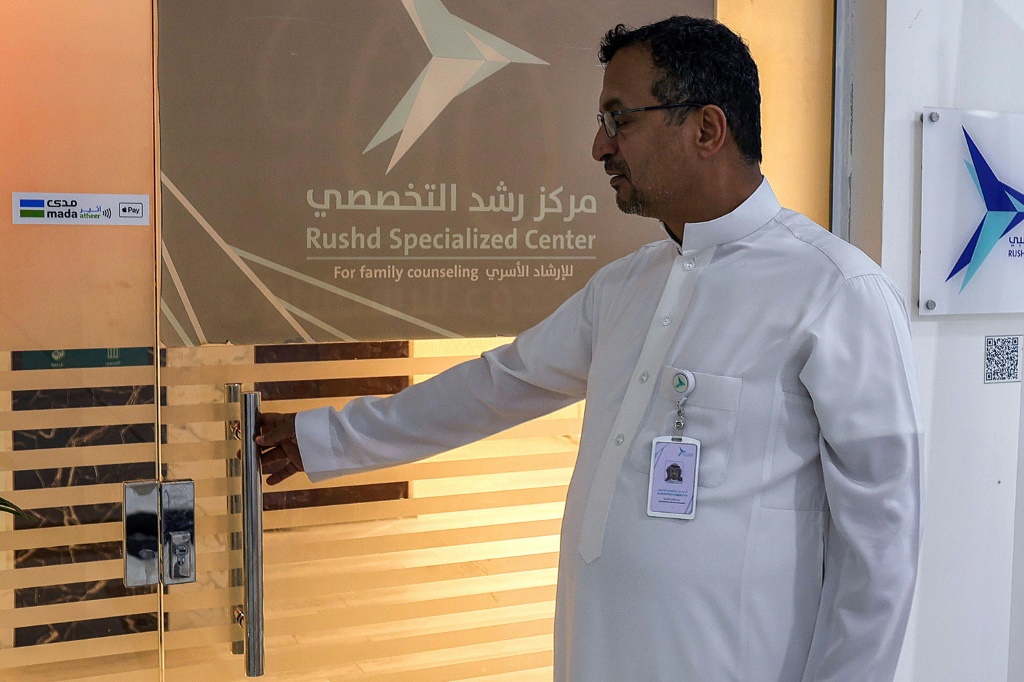 الطبيب السعودي حمد الشيحان يصل إلى مركز رشد للإرشاد العائلي وعلاج الإدمان في الرياض في 15 حزيران/يونيو 2023 (ا ف ب)