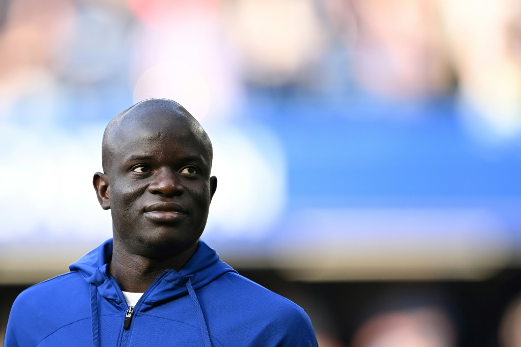 لاعب وسط تشلسي الإنكليزي نغولو كانتي بعد مباراة تشلسي ونيوكاسل في 28 أيار/مايو 2023 (ا ف ب)