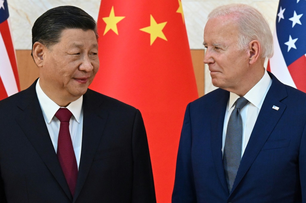 الرئيس الأمريكي جو بايدن (إلى اليمين) والرئيس الصيني شي جين بينغ في قمة مجموعة العشرين في نوسا دوا ، إندونيسيا في 14 نوفمبر 2022 (ا ف ب)   