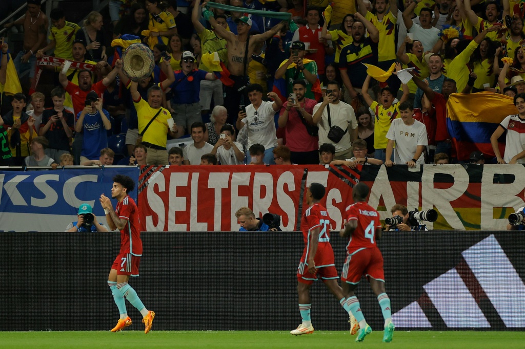 لاعبو المنتخب الكولومبي يحتفلون بهز شباك المانيا (2-0) في مباراة دولية ودية في غيلسنكيرشن في 20 حزيران/يونيو 2023 (ا ف ب)