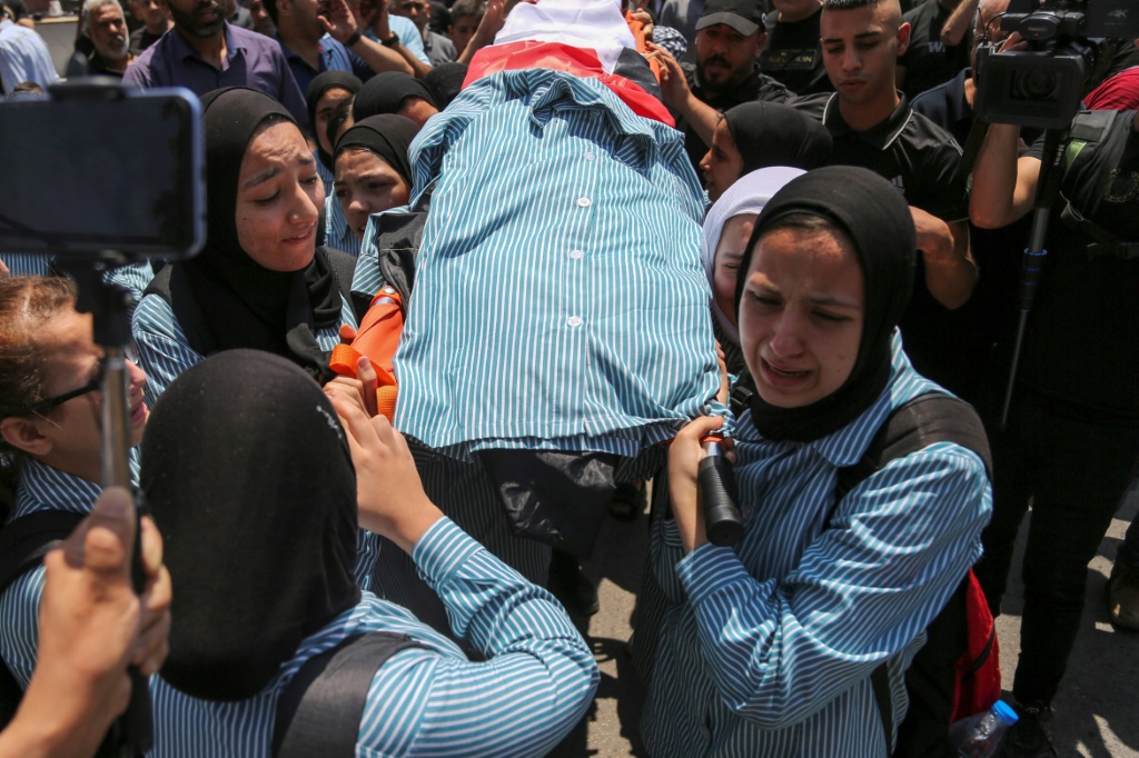     طالبات فلسطينيات يبكين خلال جنازة زميلتهن سديل نغنغية التي توفيت عن 15 عاما متأثرة بجروحها، في جنين بالضفة الغربية المحتلة في 21 حزيرن/يونيو 2023 (ا ف ب)   