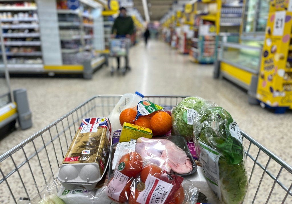        مواد غذائية داخل عربة تسوق في متجر لتيسكو في شرق لندن بتاريخ 10 كانون الثاني/يناير 2022 (أ ف ب)