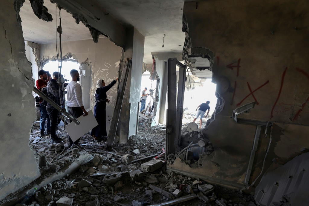 فلسطينيون يتفقدون آثار الدمار الذي حل بمنزل الأسير الفلسطيني كمال جوري بعد أن هدمته القوات الإسرائيلي في 22 حزيران/يونيو 2023 والذي تتهمه بتنفيذ هجوم أدى إلى مقتل جندي إسرائيلي (أ ف ب)