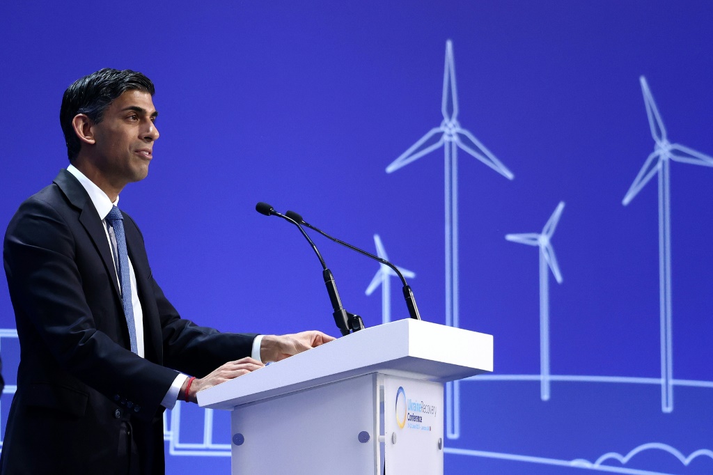 صورة مؤرخة في 21 حزيران/يونيو 2023 لرئيس الوزراء البريطاني ربشي سوناك خلال افتتاح مؤتمر مخصص لإعادة إعمار أوكرانيا في لندن (ا ف ب)