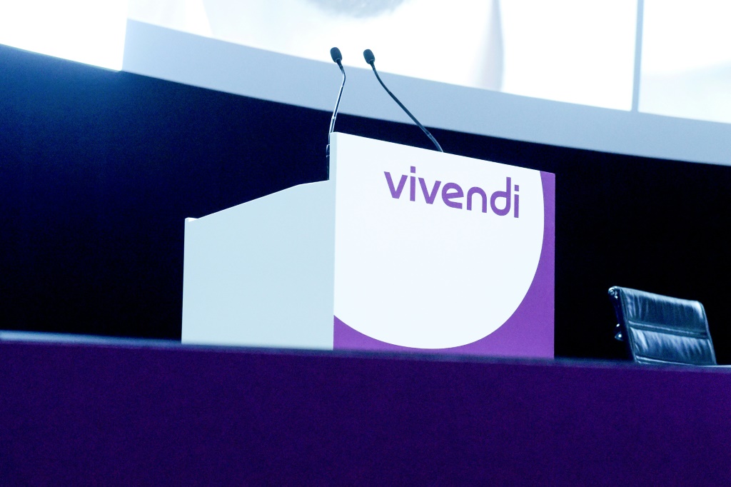 شعار "فيفندي" خلال لقاء عام للمجموعة في باريس في 19 نيسان/ابريل 2018 (ا ف ب)
