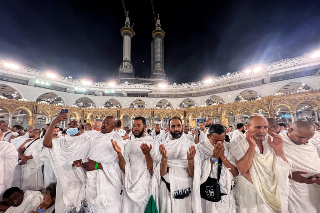 حجاج مسلمون يقومون بالصلاة في المسجد الحرام في مدينة مكة المكرمة في 22 حزيران/يونيو 2023، مع بدء توافد الحجاج لأداء مناسك الحج (ا ف ب)
