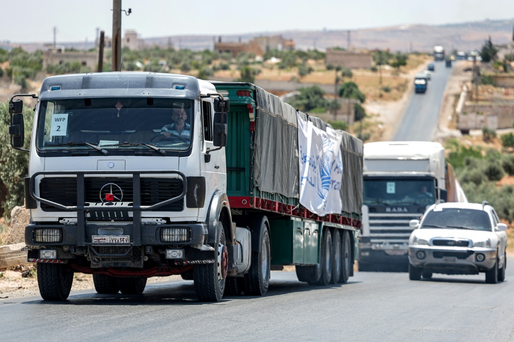     شاحنات تنقل مساعدات الامم المتحدة في طريقها الى مدينة ادلب في 23 حزيران/يونيو 2023. (أ ف ب)