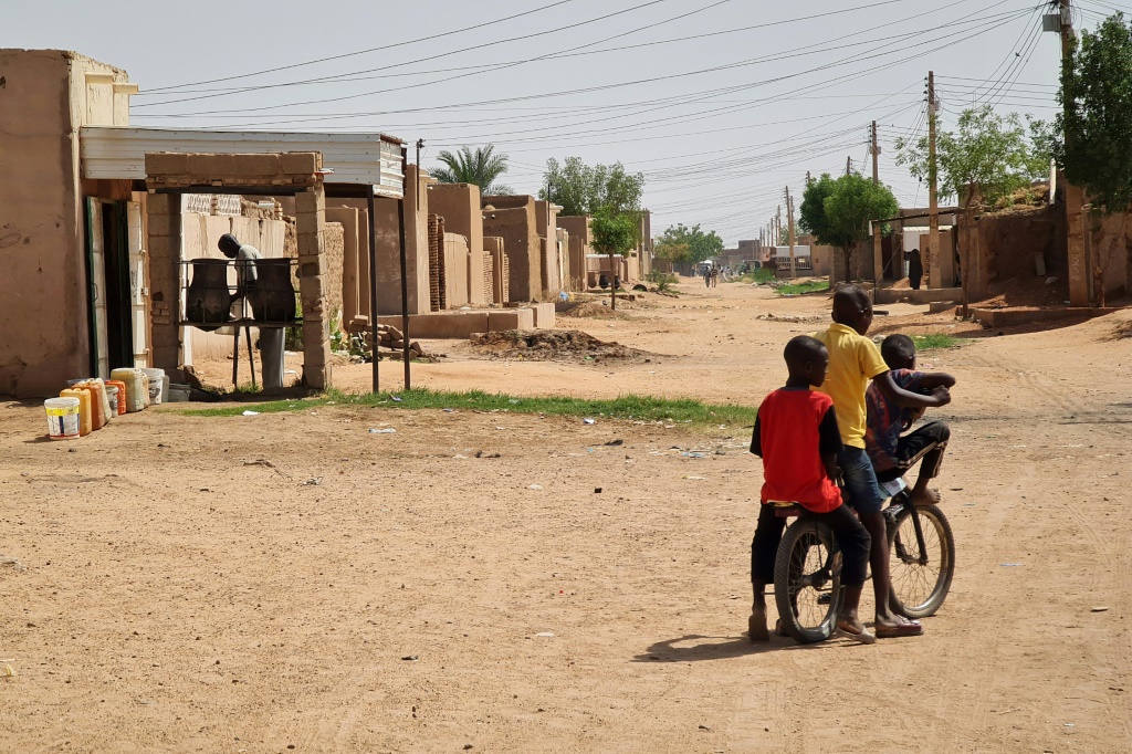    صورة مؤرخة 23 حزيران/يونيو 2023 لأشخاص على دراجة هوائية في العاصمة السودانية الخرطوم (أ ف ب)
