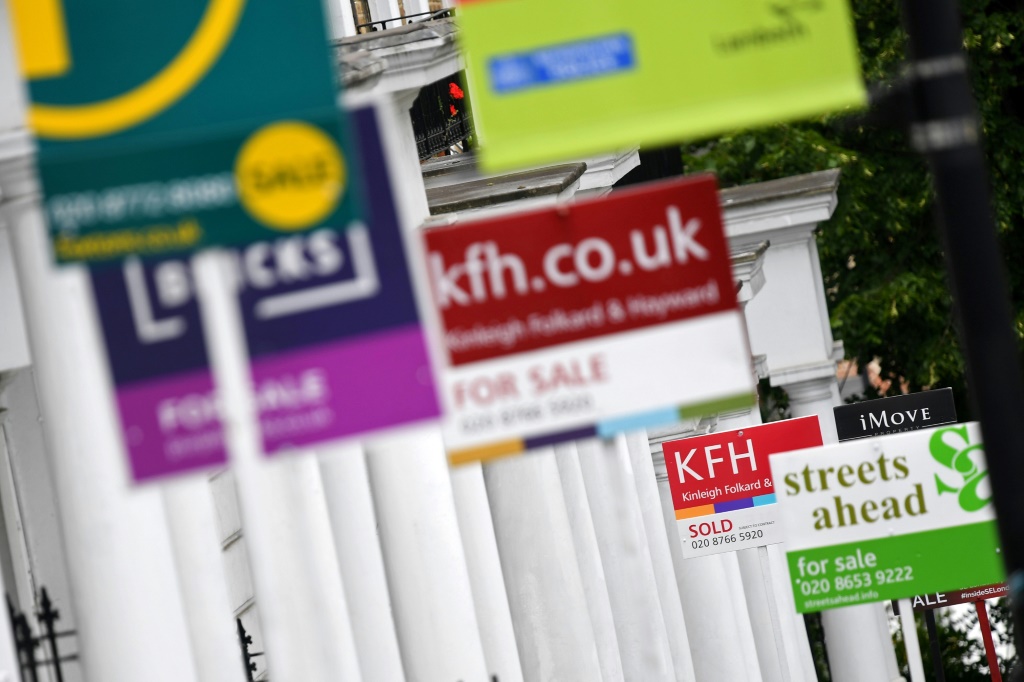     يتسبب ارتفاع أسعار الفائدة في ألم لأصحاب المنازل في المملكة المتحدة (أ ف ب)