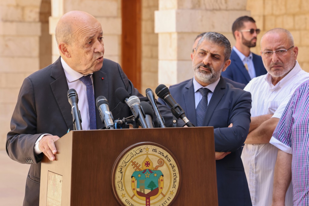     المبعوث الخاص للرئيس الفرنسي إلى لبنان جان-إيف لودريان يلقي بيانًا صحافيًا بعد لقائه البطريرك الماروني بشارة الراعي في بكركي في لبنان في 22 حزيران/يونيو 2023 (ا ف ب)   