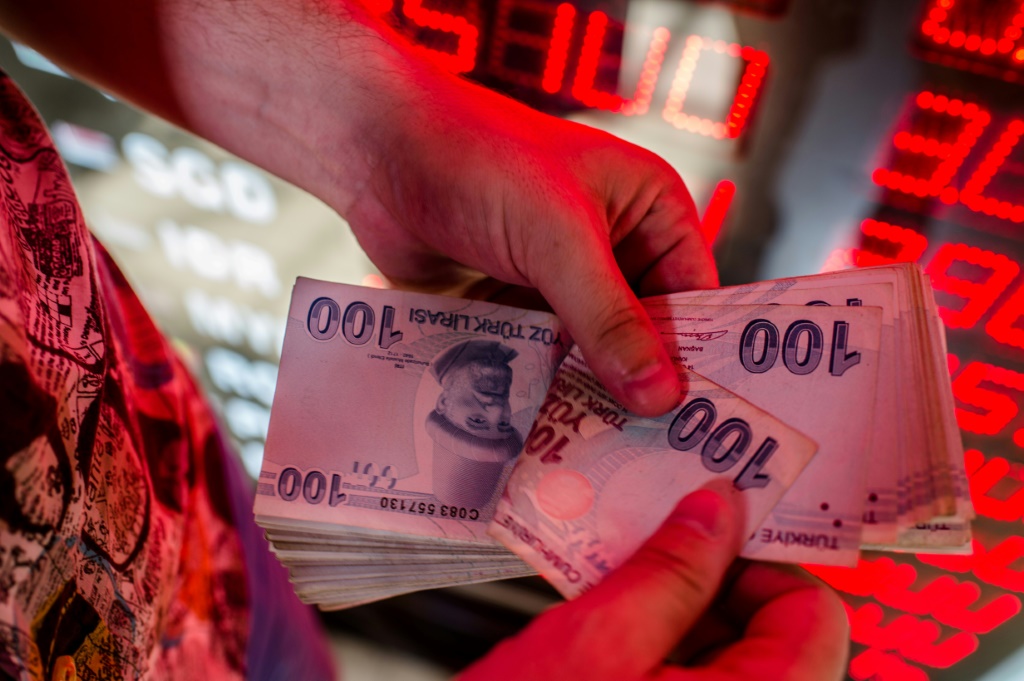 رفع البنك المركزي التركي، الخميس، سعر الفائدة على إعادة الشراء لمدة أسبوع (الريبو) المعتمد معياراً أساسياً لأسعار الفائدة 650 نقطة أساس من 8.50 في المائة إلى 15 في المائة دفعة واحدة (ا ف ب)