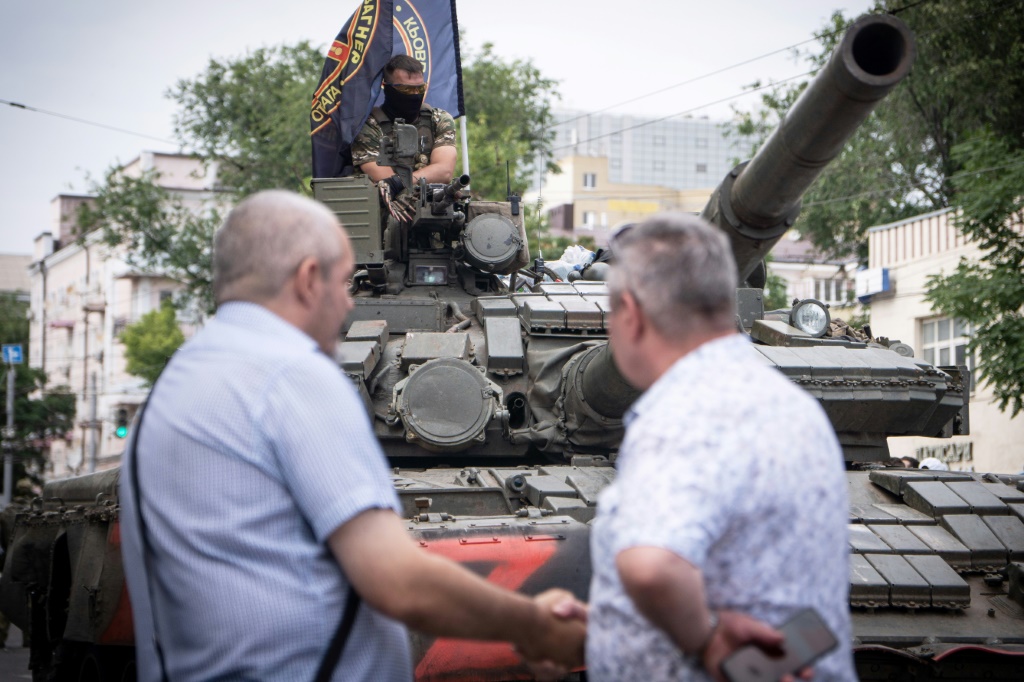 عضو من مجموعة فاجنر يجلس فوق دبابة في روستوف أون دون ، وهي مدينة روسية استولت عليها المجموعة العسكرية الخاصة في 24 يونيو 2023 (ا ف ب)