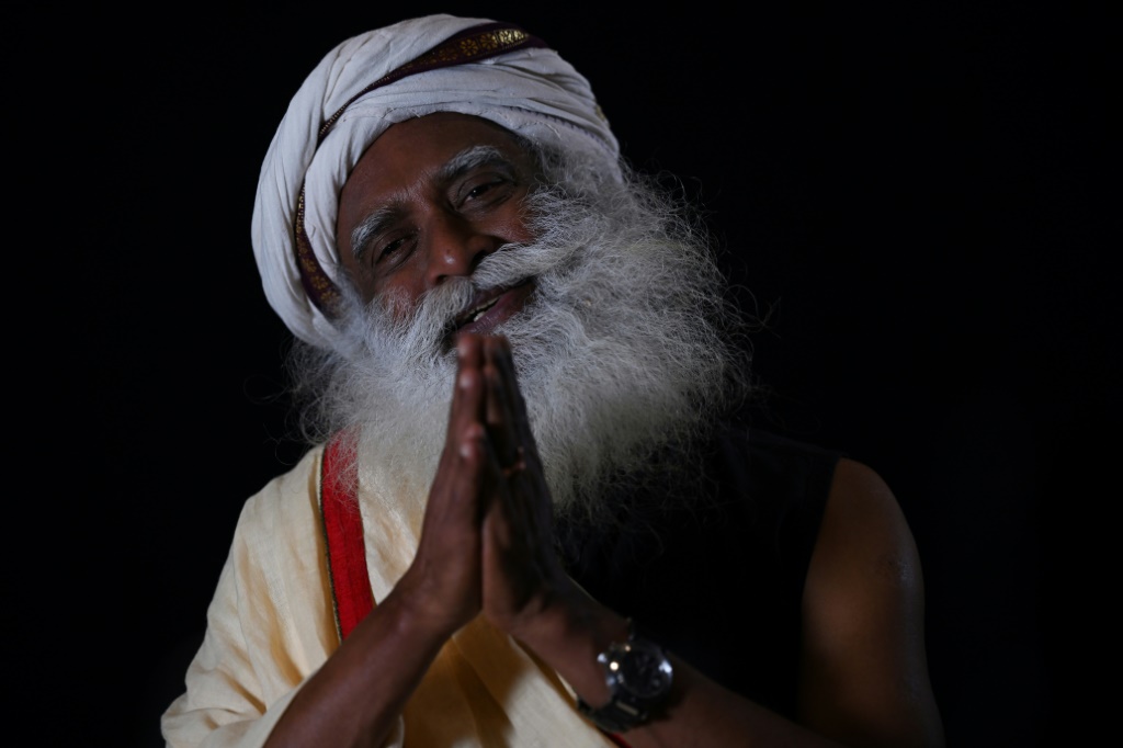 جم اليوغا المدرب الهندي سادغورو في صورة التقطت له 21 حزيران/يونيو 2023 في مقر اليونسكو في باريس خلال يوم اليوغا العالمي (ا ف ب)