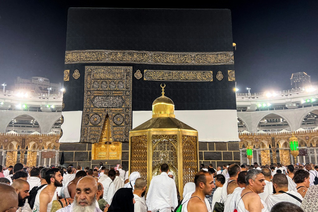 بعض من الحجاج في وسط ساحة الحرم المكي (ا ف ب)