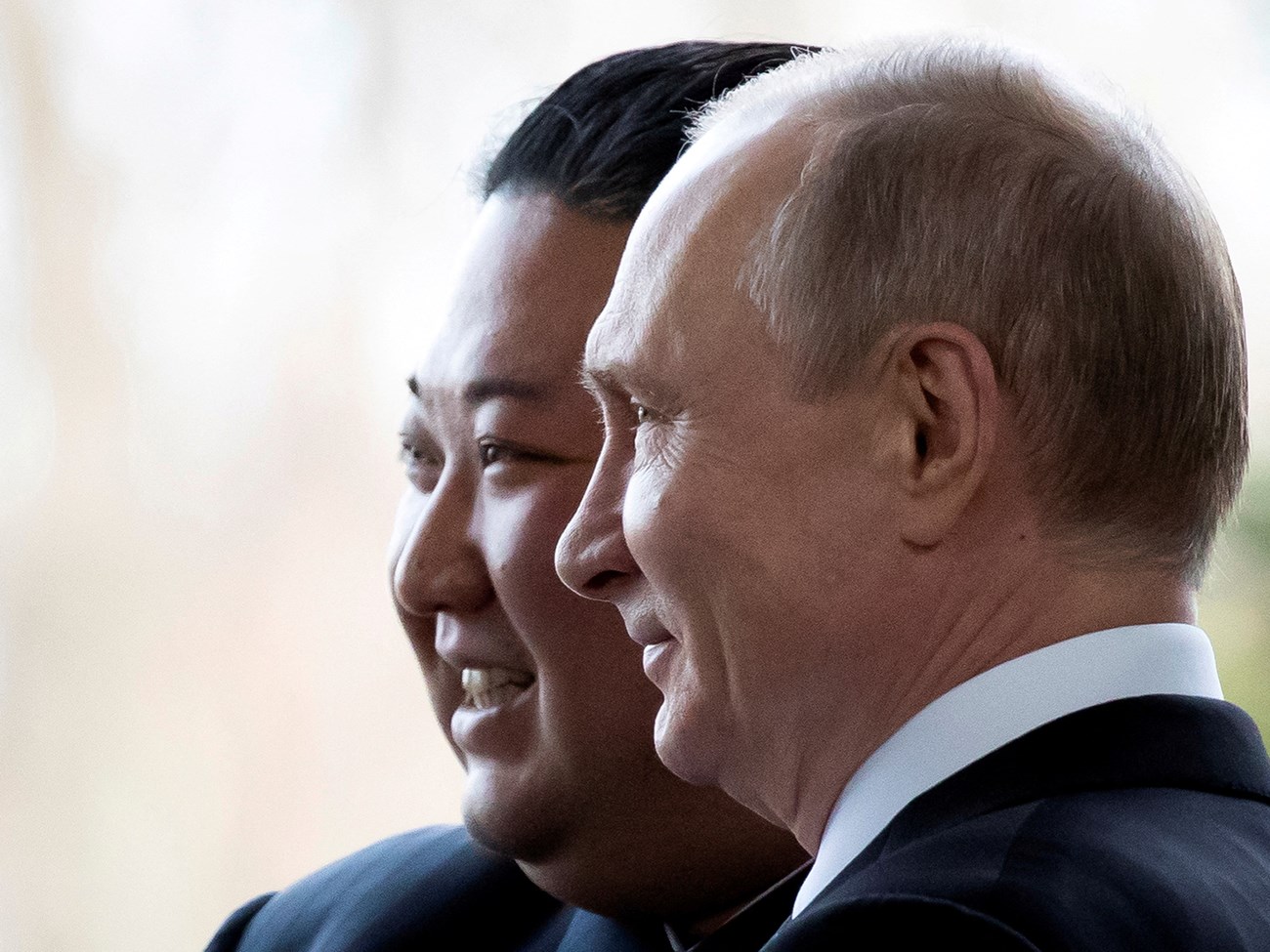 صورة تجمع الرئيس الروسي و رئيس كوريا الشمالية كيم جونغ أون (ا ف ب)