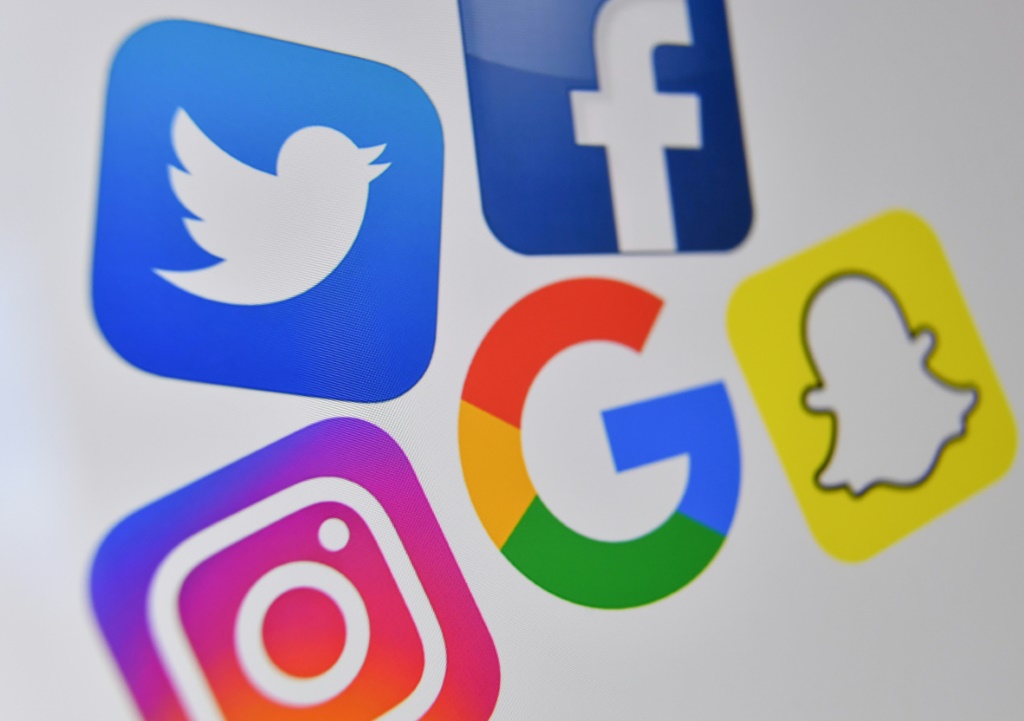 صورة تجمع شعارات أقوى تطبيقات التواصل الاجتماعي (ا ف ب)