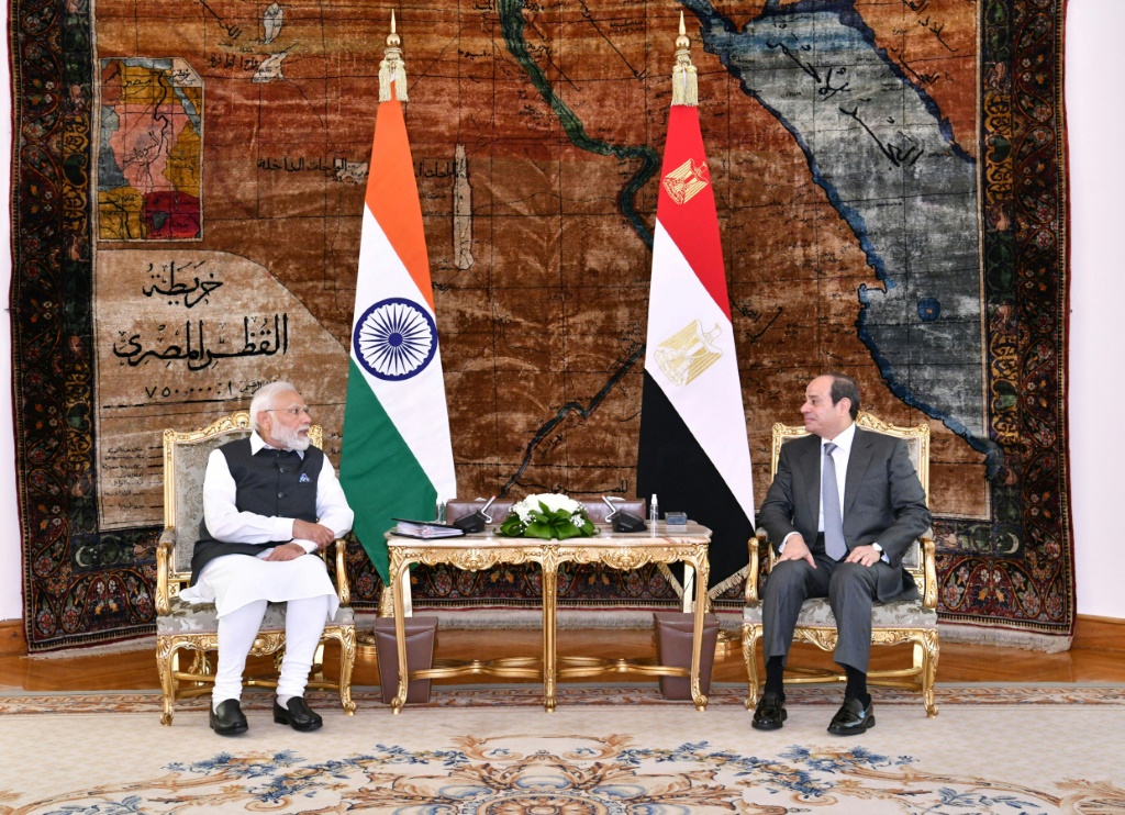 يقوم رئيس الوزراء الهندي ناريندرا مودي بأول زيارة له لمصر حيث وقع إعلانًا مشتركًا مع الرئيس عبد الفتاح السيسي لفك شراكتهما الاستراتيجية (ا ف ب)