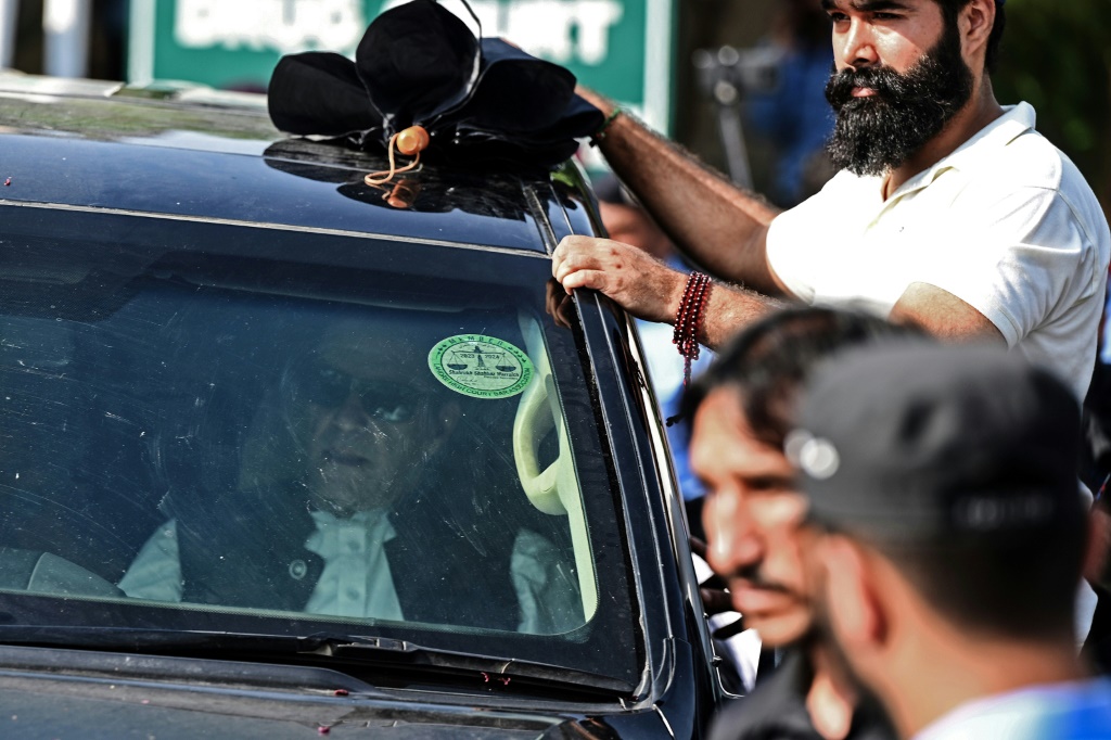     قال متحدث باسم الجيش إن أكثر من 100 شخص يحاكمون أمام محاكم عسكرية ، على خلفية أعمال عنف أعقبت اعتقال رئيس الوزراء السابق عمران خان في مايو. (أ ف ب)