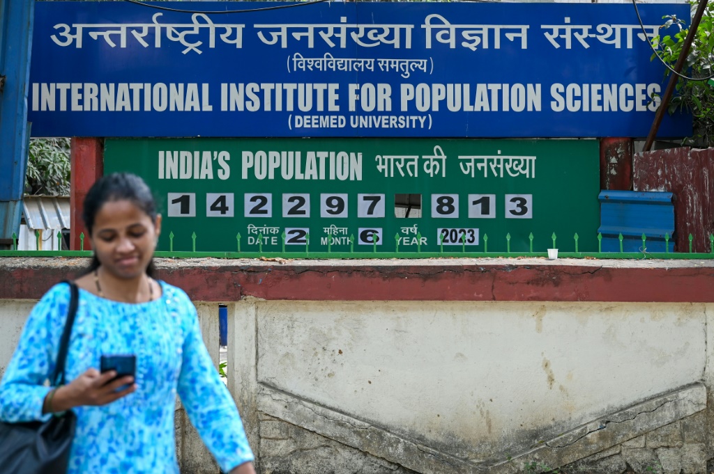 الساعة السكانية على واجهة المعهد الدولي لعلوم السكان في بومباي في 2 حزيران/يونيو 2023 (ا ف ب)