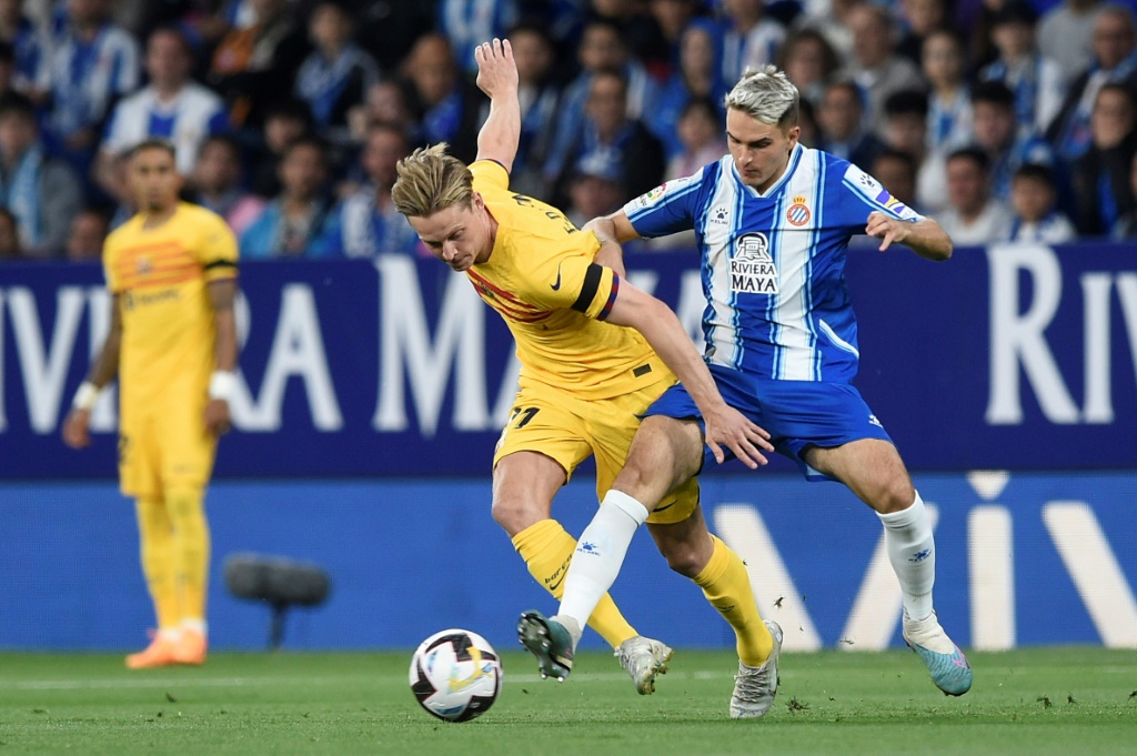 لاعب وسط إسبانيول دينيس سواريس (يمين) يحاول انتزاع الكرة من لاعب وسط برشلونة الدولي الهولندي فرينكي دي يونغ خلال مباراة الفريقين في الدوري الاسباني في 14 ايار/مايو 2023. (ا ف ب)