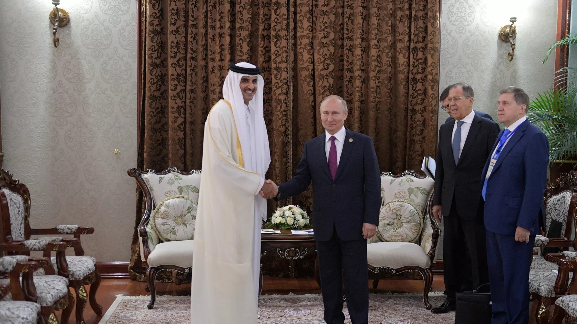 صورة تجمع الرئيس الروسي فلاديمير بوتين مع أمير قطر تميم بن حمد آل ثاني خلال أجتماع لهما (سبوتنك)